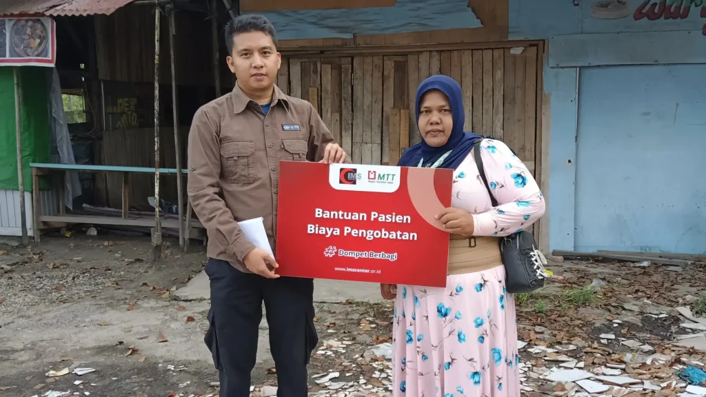 Islamic Medical Service Bersama Majelis Telkomsel Taqwa Salurkan Bantuan Pengobatan untuk Ibu Upik Sandra